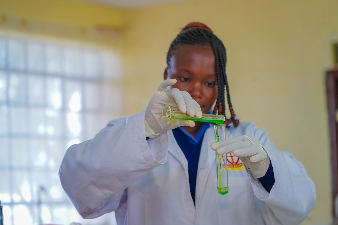 Read more about the article Why You Should Enroll in a Science Laboratory Course (And How to Succeed in the Field!)